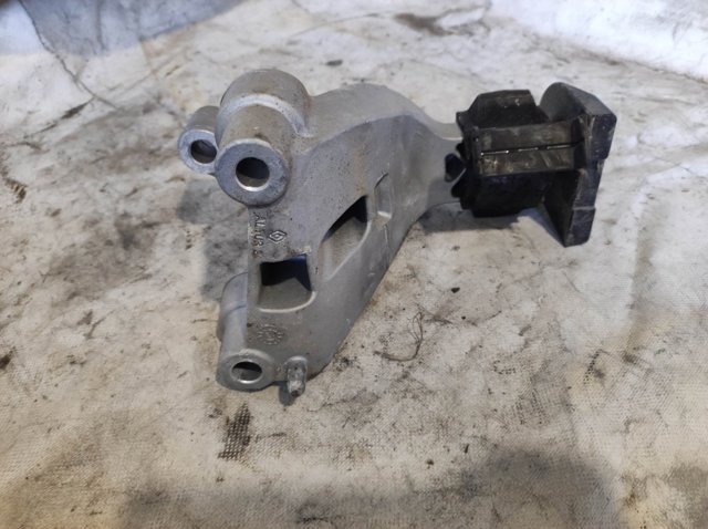 Кронштейн подушки (опори) двигуна, правої 112328191R RENAULT