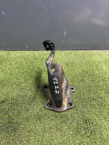 Кронштейн подушки (опори) двигуна, правої 11232EB300 NISSAN