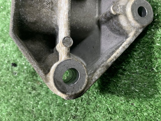 Кронштейн подушки (опори) двигуна, задньої 11332JD700 NISSAN