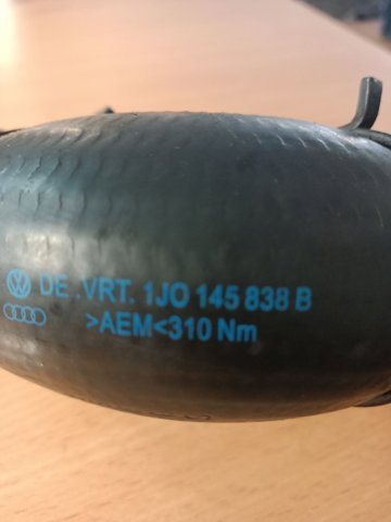 Патрубок повітряний, вихід з турбіни (наддув) 1J0145838B VAG