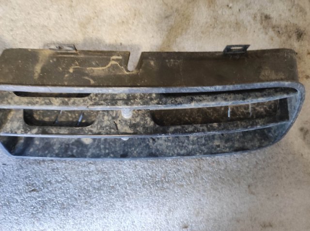 Решітка переднього бампера, права 1J0853666E VAG