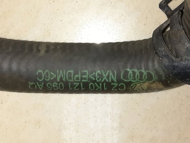 Шланг (патрубок) охолодження масляного теплообмінника, подача 1K0121096AQ VAG