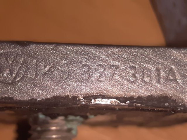 Петля задньої багажної, 3/5 -ої двері 1K6827301A VAG