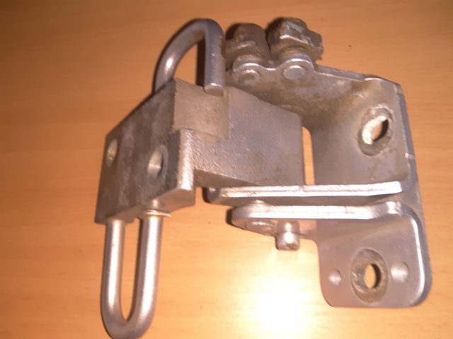 Петля задніх лівих дверей 1T0833411A VAG