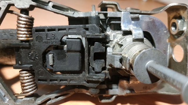 Тримач зовнішньої ручки дверей, передніх лівих 1T0837885B VAG