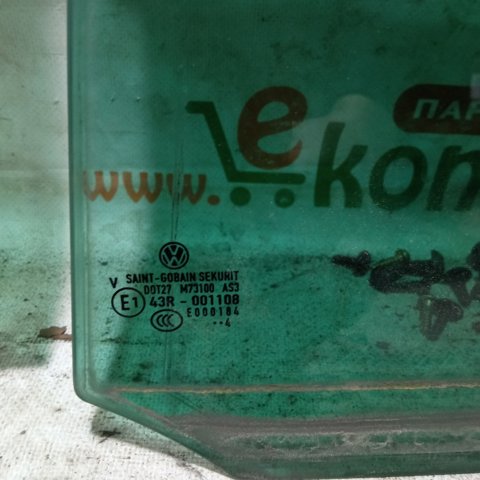 Скло кутове дверей задніх 1T0845216D VAG
