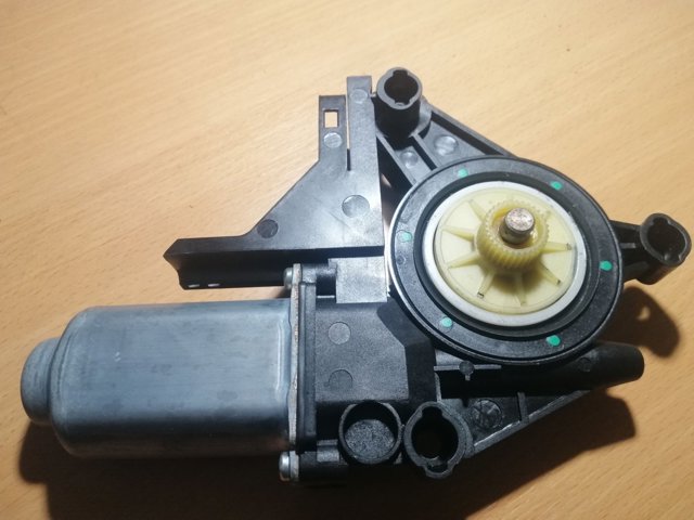 Привід ліфта передній 1T0959701 VAG