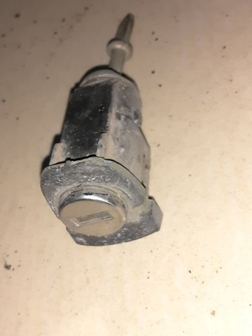Лічинка замка лівих дверей 1U0837167 VAG