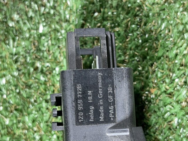 Датчик підігріву сидіння 1Z0959772B VAG