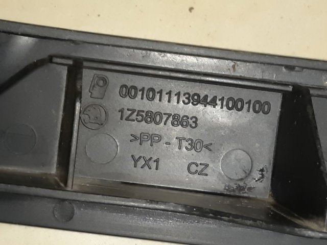 Направляюча заднього бампера, ліва 1Z5807863 VAG