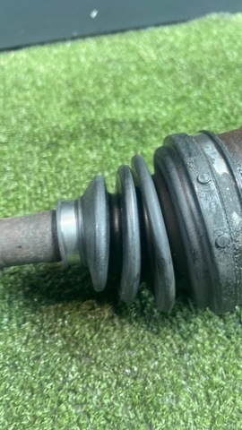 Привід передній правий 391008H710 NISSAN