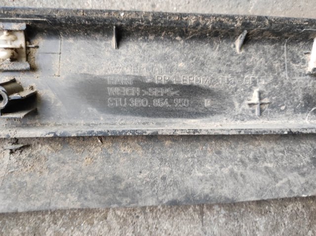 Накладка задніх правих дверей, нижня 3B0854950 VAG