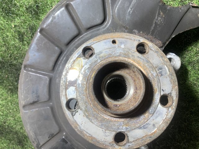 Кулак поворотний передній правий 3C0407254F VAG