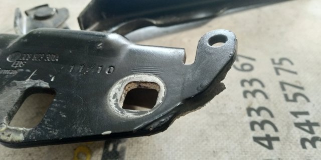 Шарнір капота лівий 3C8823301A VAG