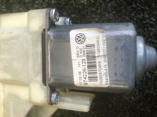 Механізм склопідйомника двері задньої, правої 3C9839462L VAG