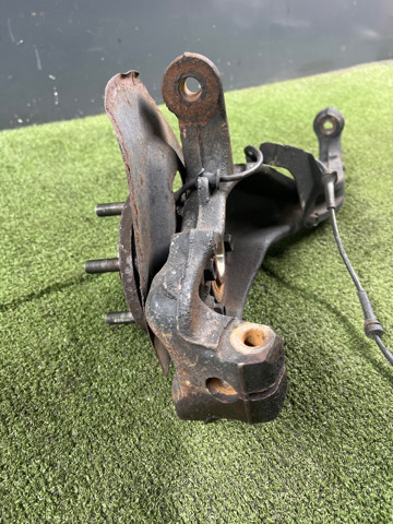 Цапфа - поворотний кулак передній, правий 400145X00C NISSAN
