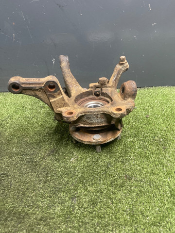 Цапфа поворотна права 400148H300 NISSAN
