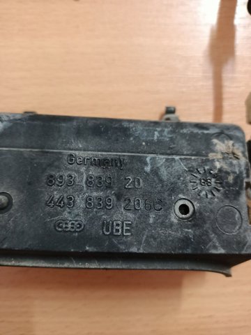 Ручка задньої двері зовнішня права 443839206C VAG