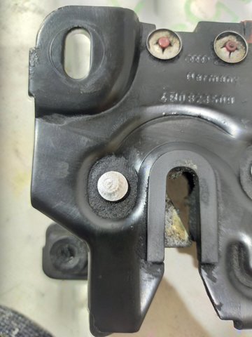 Замок кришки капота 4B0823509 VAG
