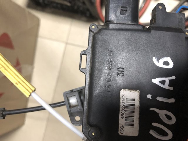 Замок задньої дверї, правої 4B0839016G VAG