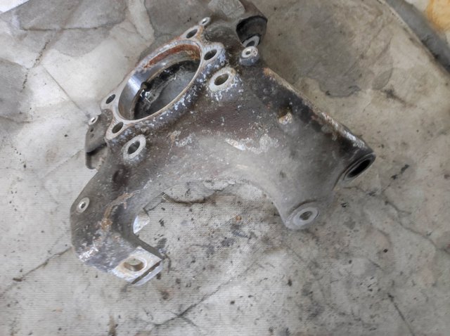 Кулак поворотний правий 4F0505434G VAG