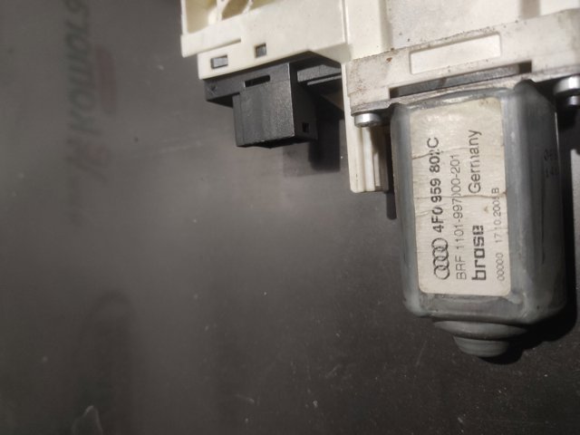Моторчик склопідйомника двері задніх, правих 4F0959802C VAG