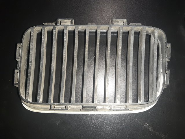 Решітка радіатора права 51138122238 BMW
