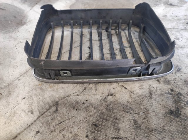 Решітка радіатора права 51138208490 BMW