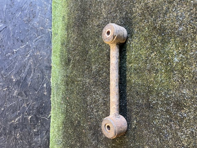 Важіль/тяга задньої підвіски подовжній верхній, лівий/правий 551200F000 NISSAN