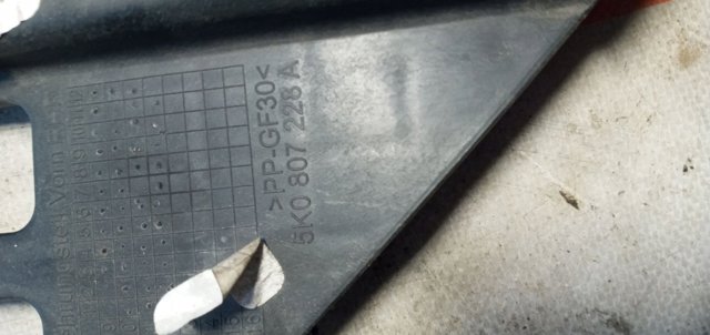 Направляюча переднього бампера, права 5K0807228A VAG