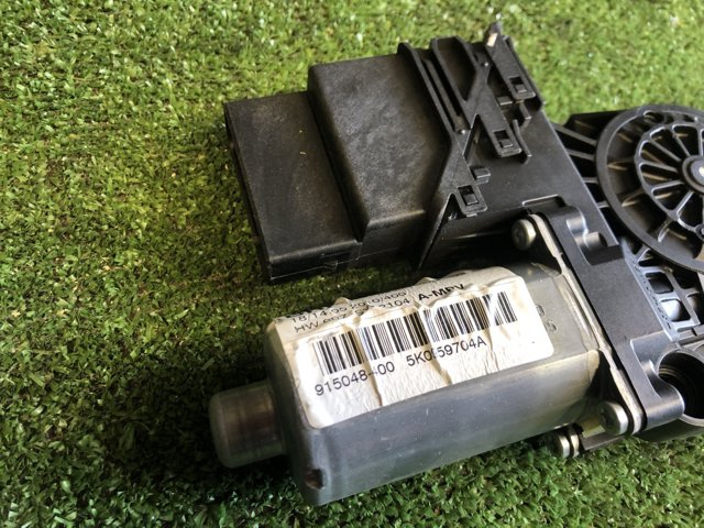 Склопідйомник задніх правих дверей 5K0959704A VAG