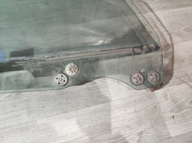 Скло пасажирських дверей 61011AG000 SUBARU