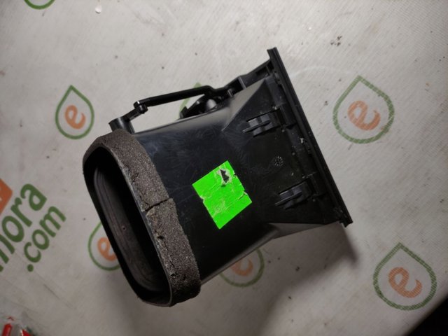 Решітка повітропровода права 64228402216 BMW