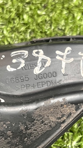 Накладка переднього лівого крила 66895JG000 NISSAN