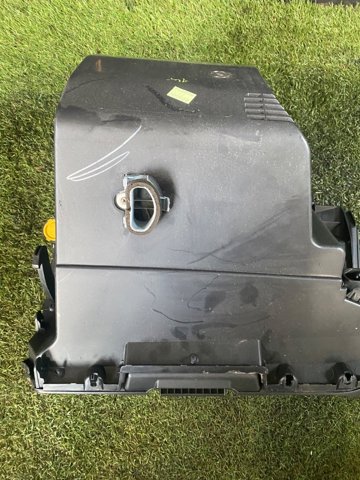 Кришка речового ящика 685109U100 NISSAN