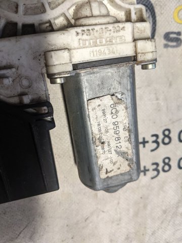 Моторчик склопідйомника двері задніх, правих 6Q0959812A VAG