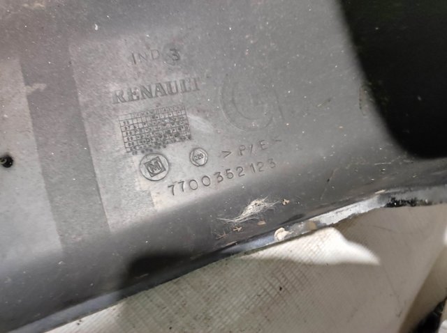 Ікло заднього бампера ліве 7700352123 RENAULT