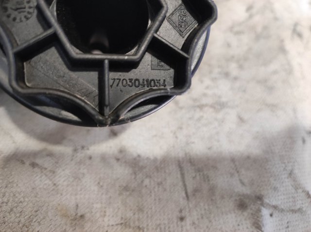 Болт кріплення запасного колеса 7703041034 RENAULT