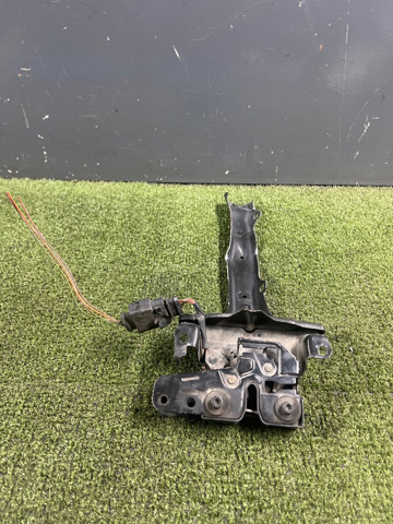 Кронштейн замку капоту 7L0805799C VAG