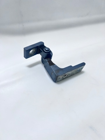 Петля водійських дверей 7L0831401A VAG
