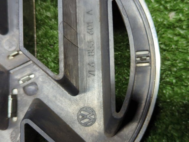 Емблема на решітку радіатора 7L6853601A VAG