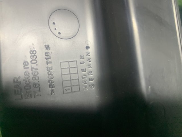 Облицювання багажного відсіку, праве 7L6867038 VAG