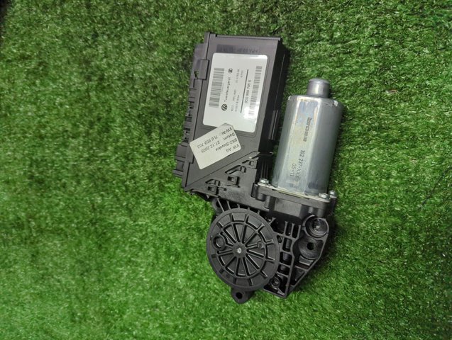 Двигун стеклопод'емника двері задньої, лівої 7L6959703 VAG