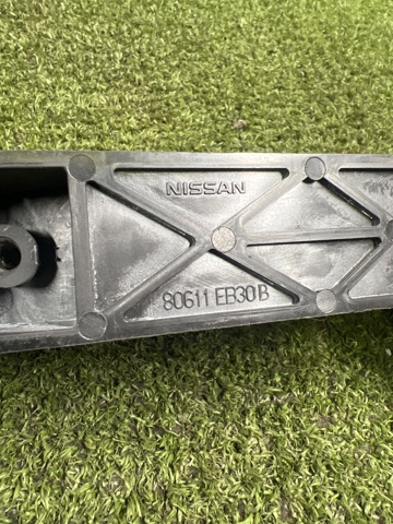 Тримач зовнішньої ручки дверей, передніх лівих 80611EB30B NISSAN