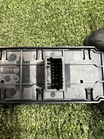 Кнопки переднього лівого склопід'ємника 809610016R RENAULT