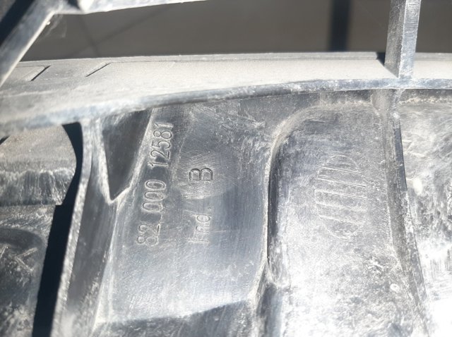 Захисна решітка радіатора 8200012581 RENAULT