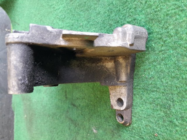 Кронштейн подушки (опори) двигуна, верхньої 8200101196 RENAULT