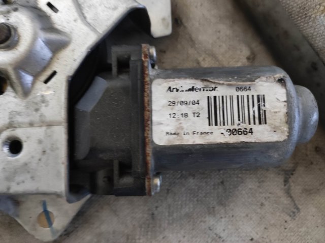 Механізм склопідіймача дверей передніх, правих 8200188551 RENAULT