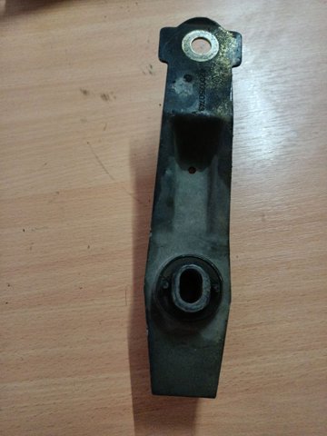 Кронштейн подушки (опори) двигуна, правої 8200250743 RENAULT