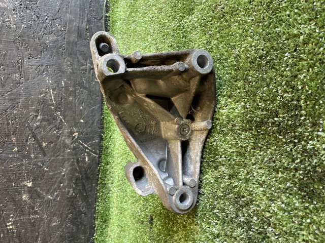 Кронштейн подушки (опори) двигуна, лівої 8200277203 RENAULT